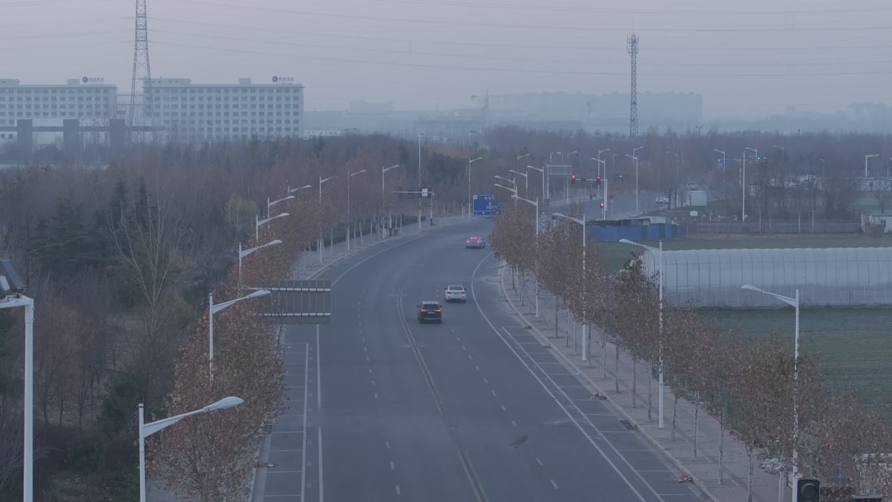 晨雾中的城市大道