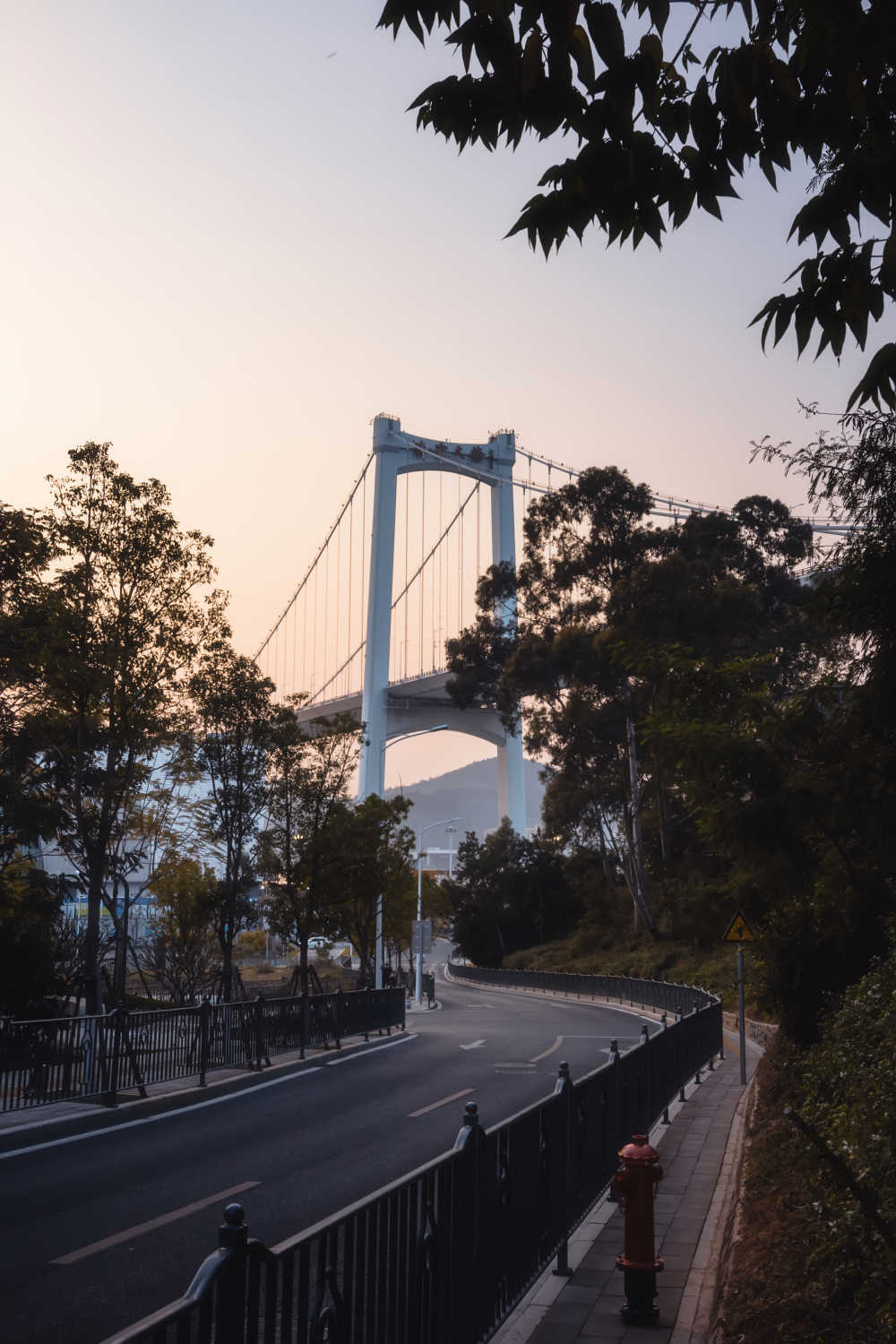 黄昏中大桥下的城市道路