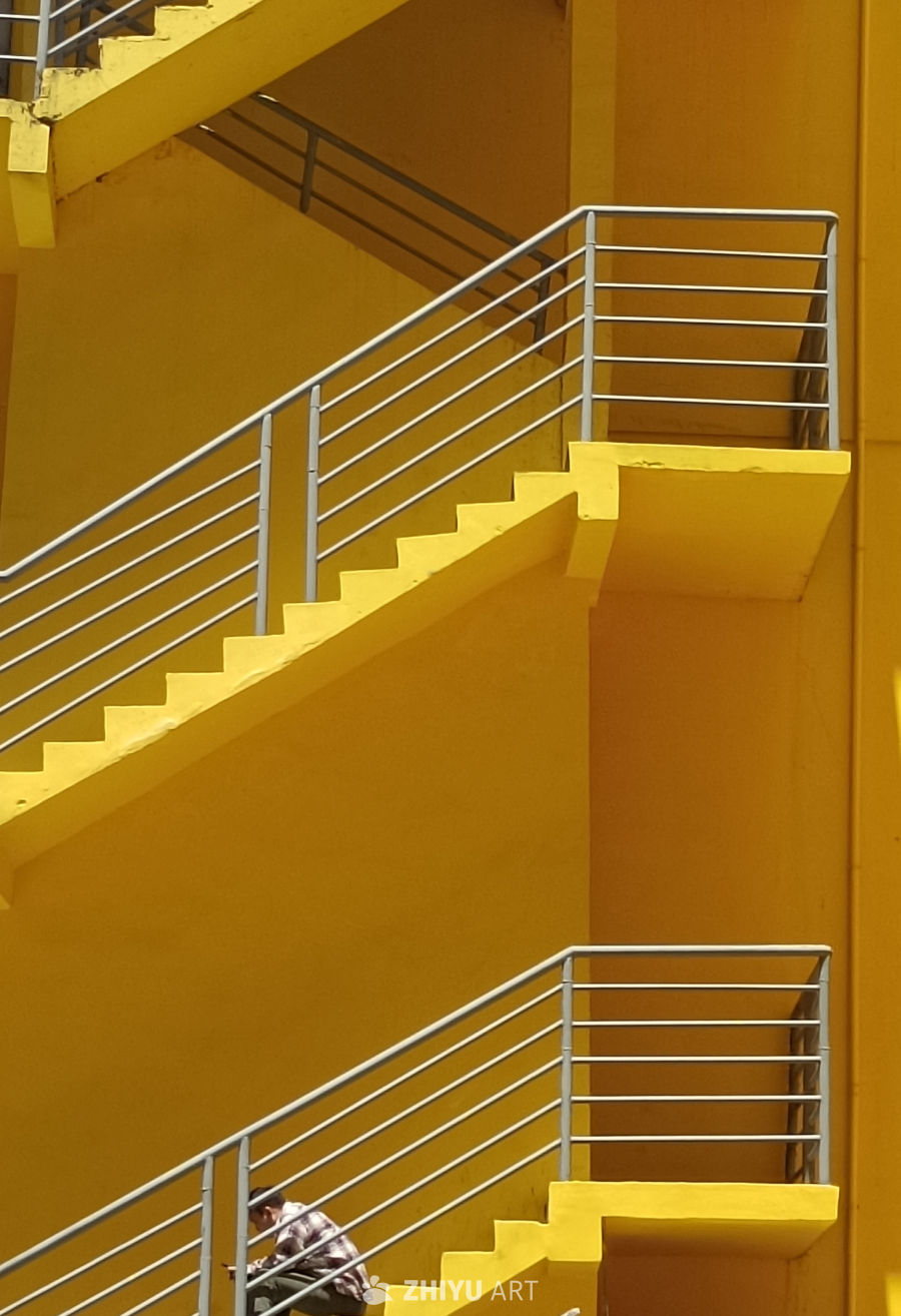 黄墙楼梯间的人物剪影