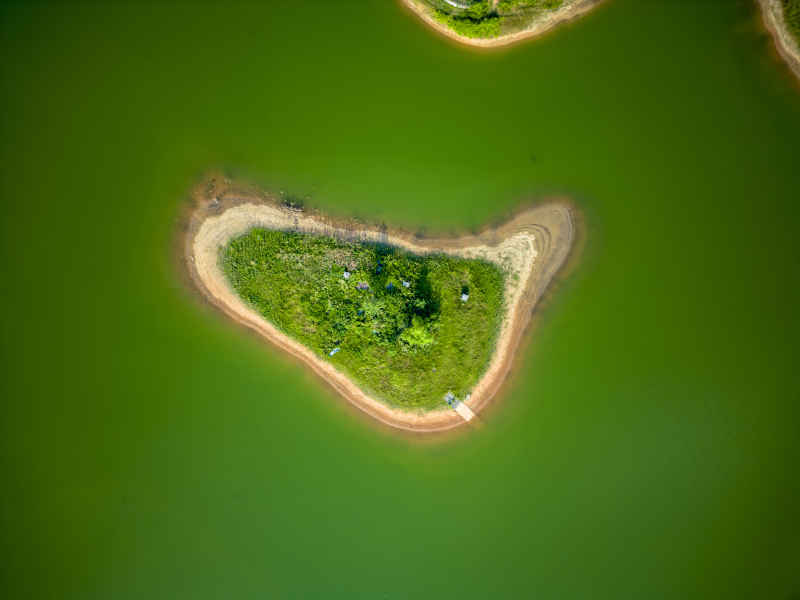 大自然绿色湖泊爱心岛屿摄影图