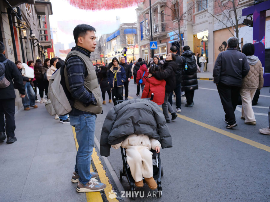 冬日街头的温馨瞬间