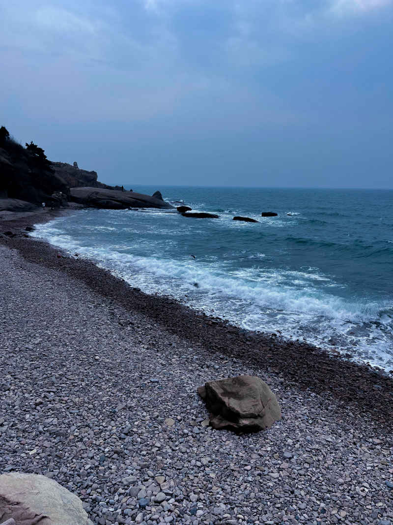青岛燕儿岛山公园鹅卵石海滩