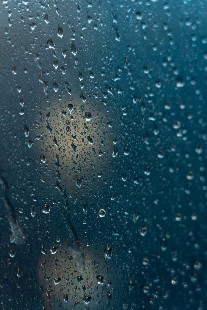 阴天暴雨，雨滴在玻璃上