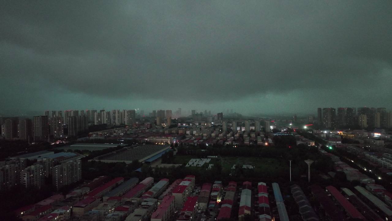 夜幕下的城市剪影