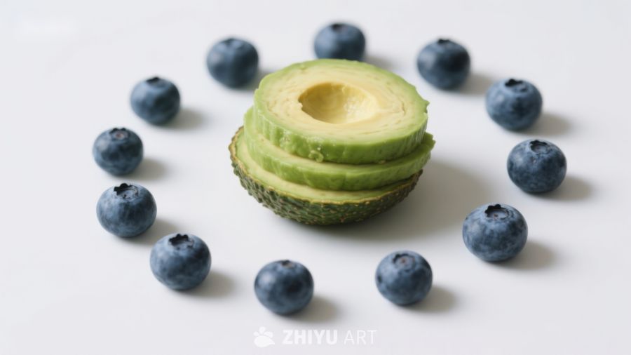 切片牛油果与蓝莓的健康组合
