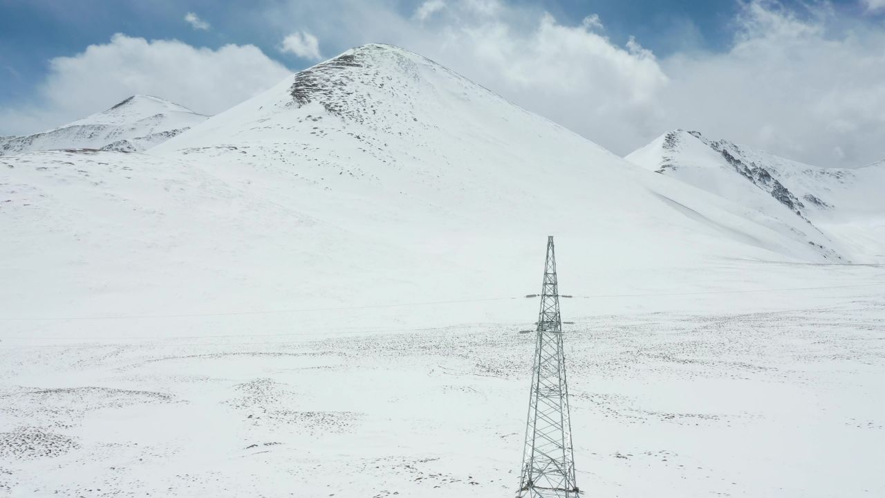 航拍西藏那曲比如县夏拉山雪景