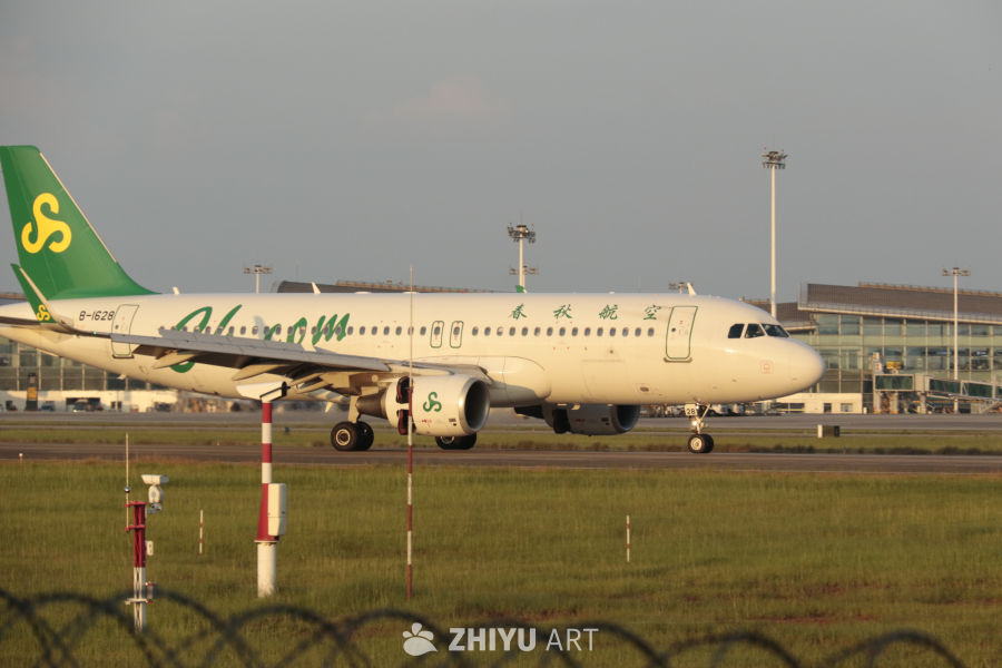 春秋航空飞机在机场跑道上