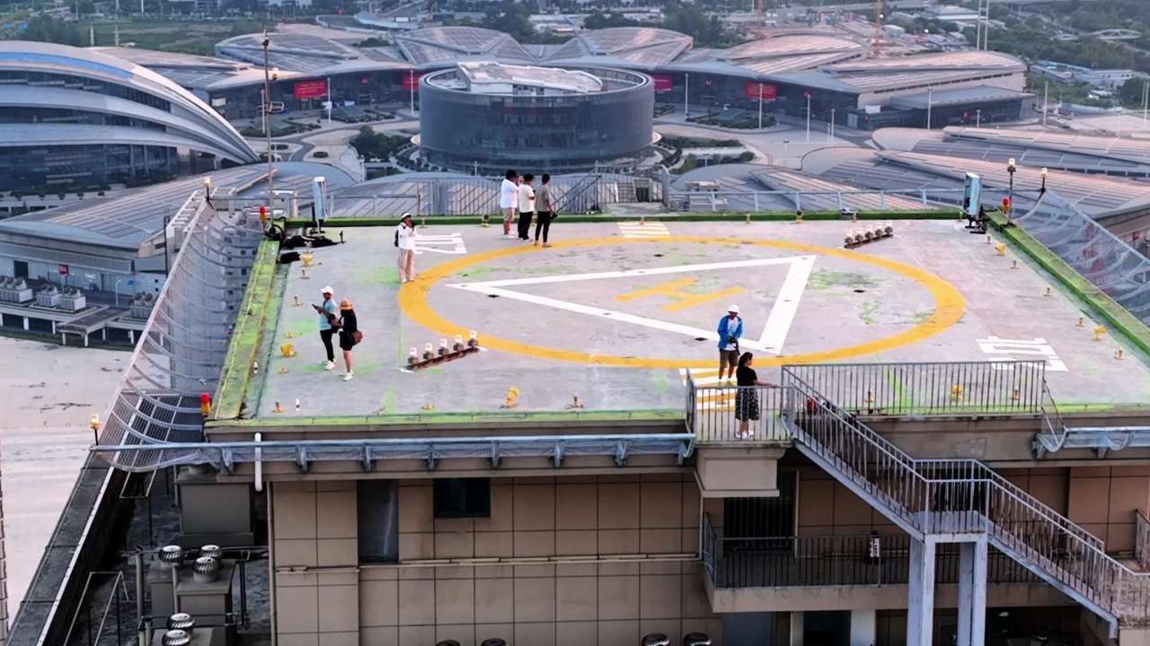 城市日落下的屋顶时光