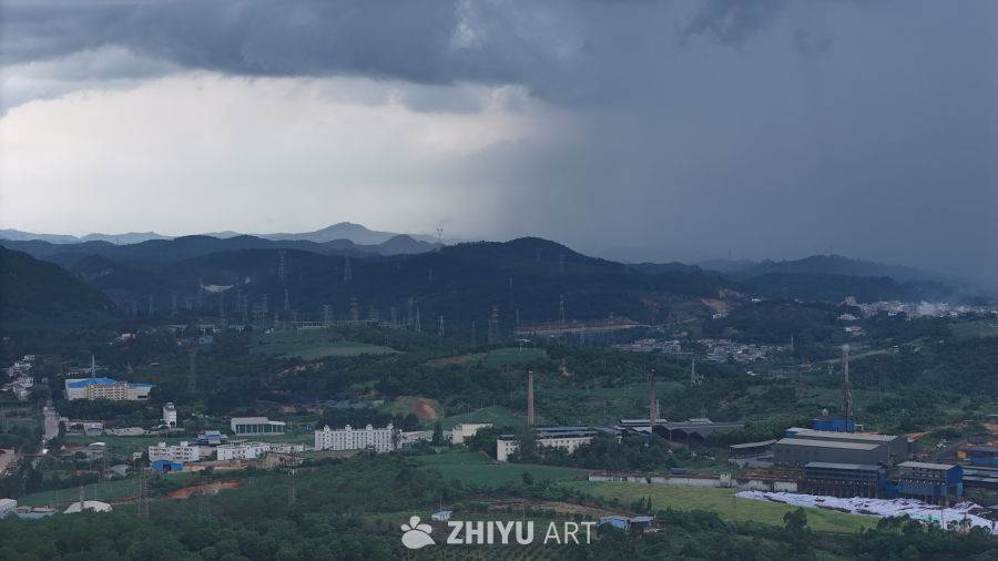 山间工业区的雨前景象