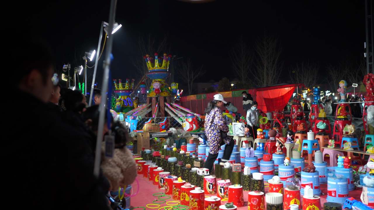 夜幕下的庙会