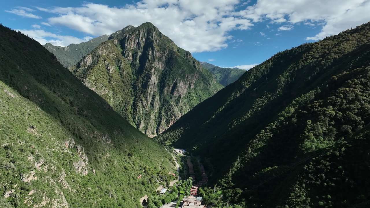 壮丽高山峡谷与蜿蜒河流全景