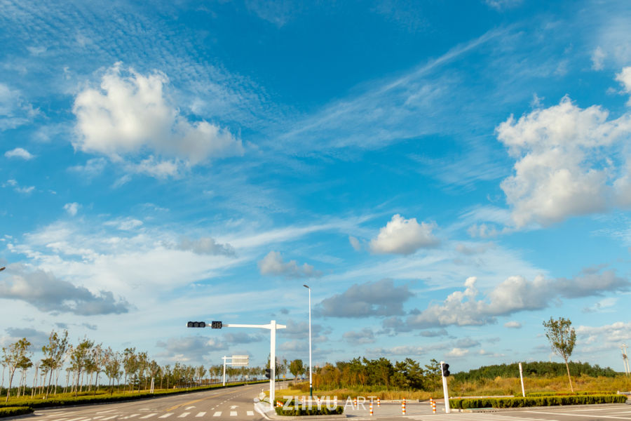 晴空下的公路风景