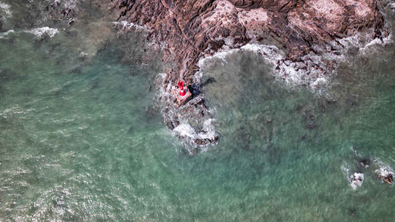 海浪，礁石，灯塔