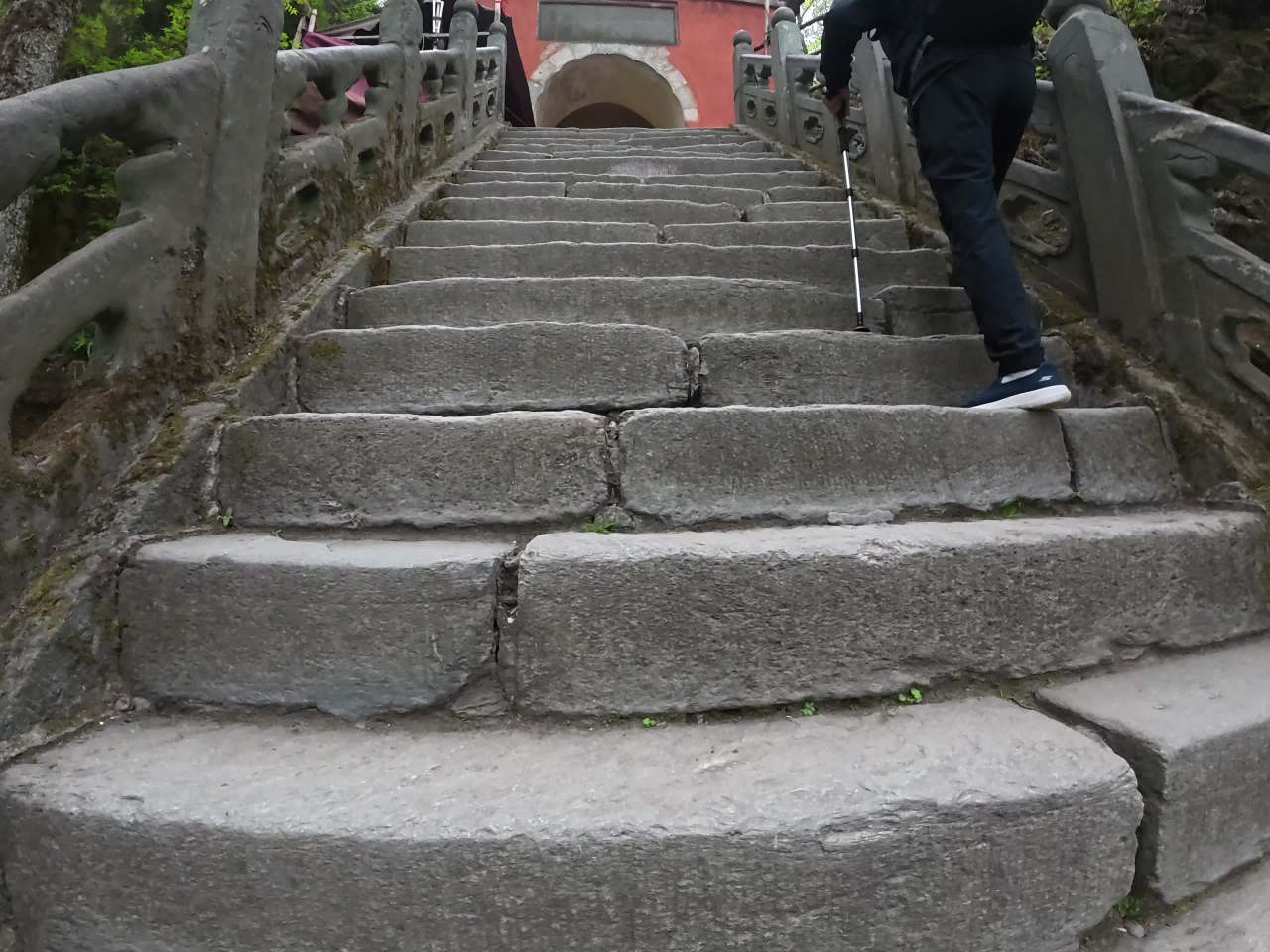 古道拾级而上