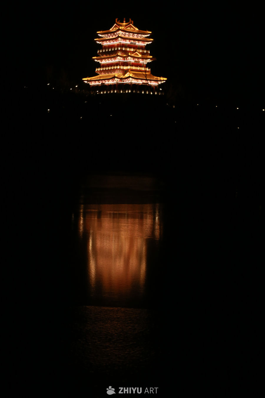 夜色中的古塔倒影