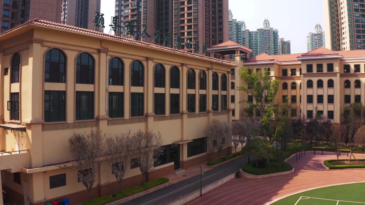 城市建筑与蓝天下的校园