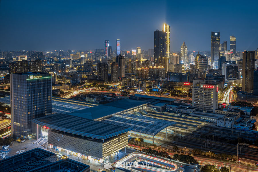 都市夜景：灯火辉煌的交通枢纽