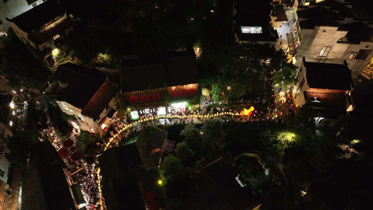 夜色中的古街狂欢