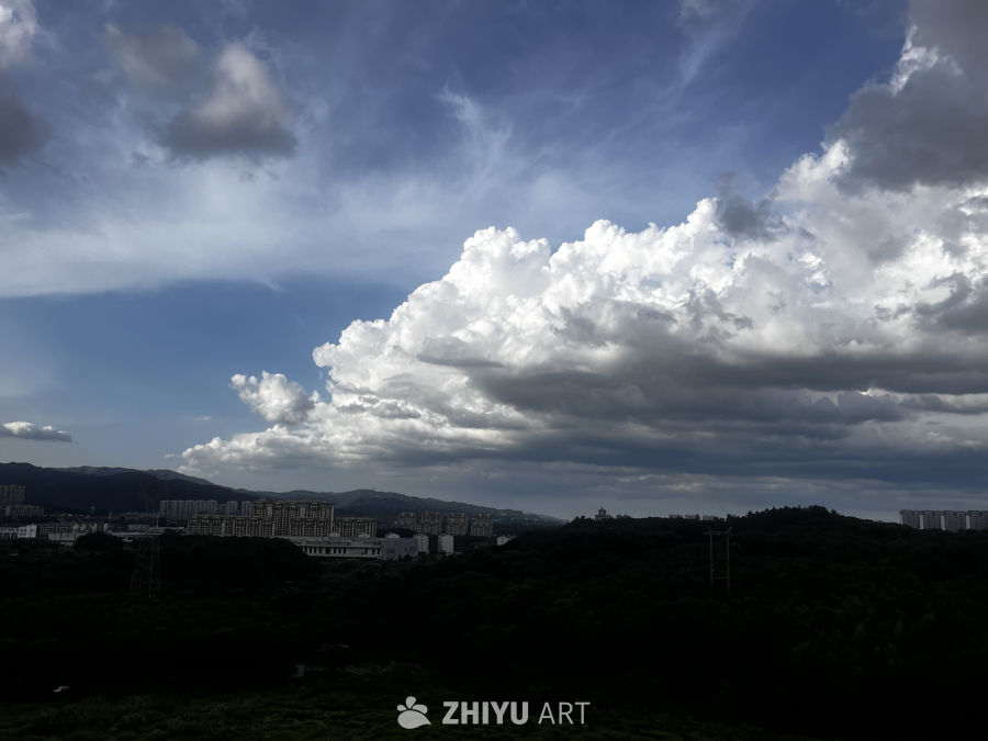云海下的城市剪影