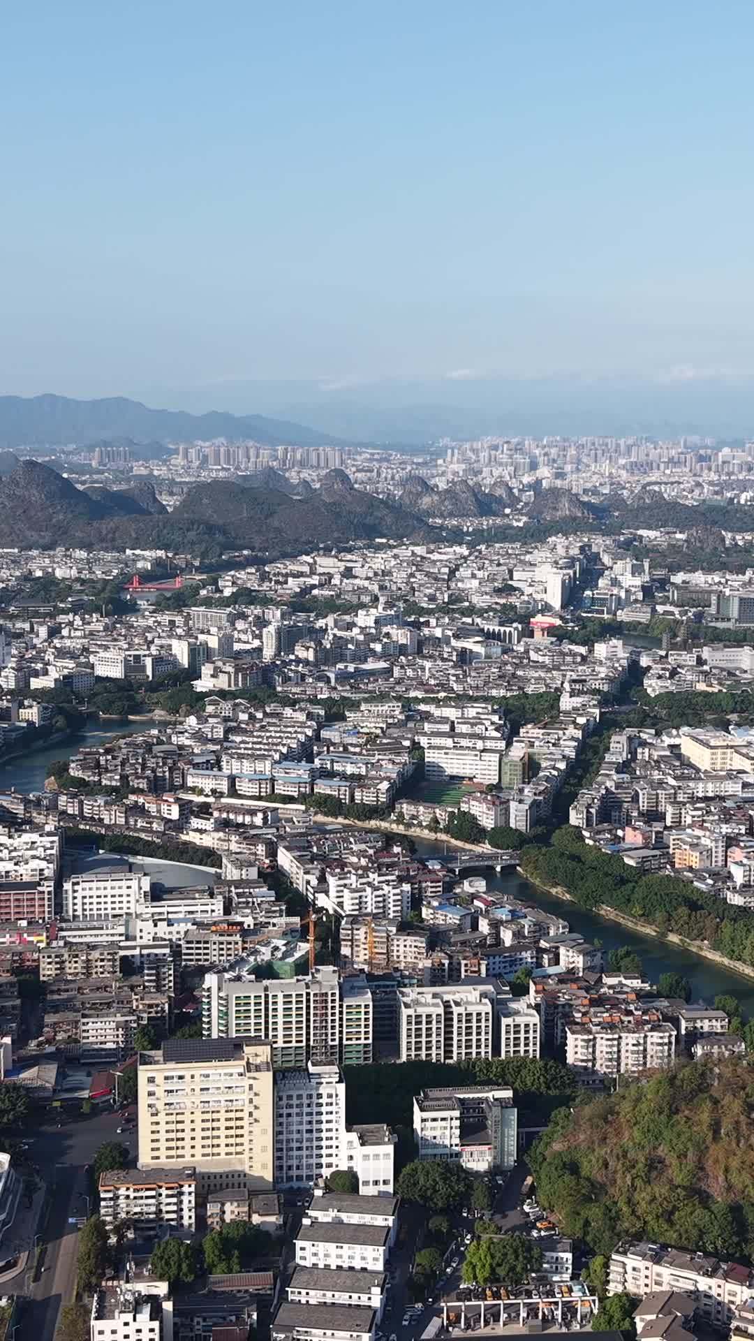 山水环绕的城市风光