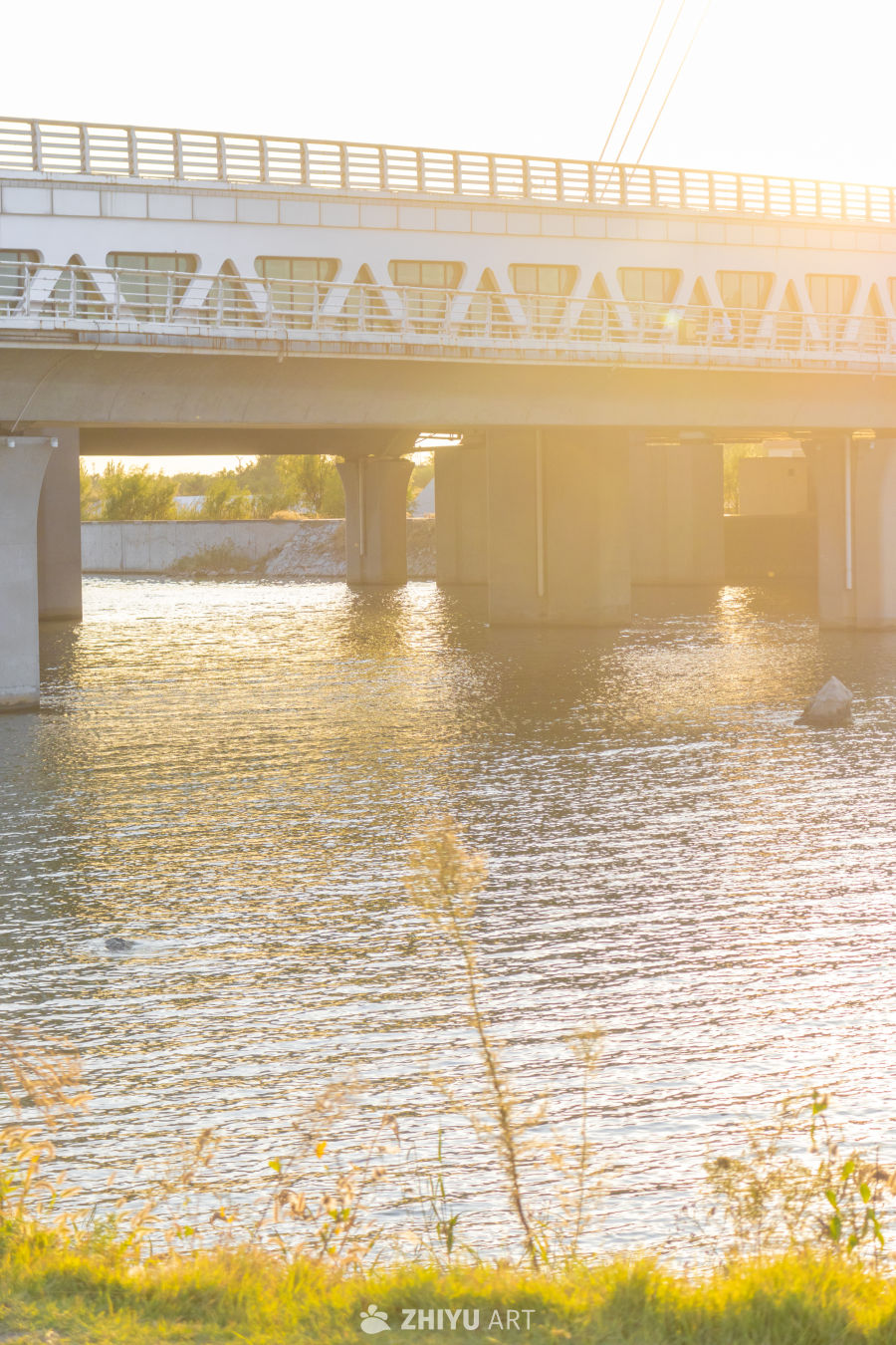 夕阳下的桥梁与河流