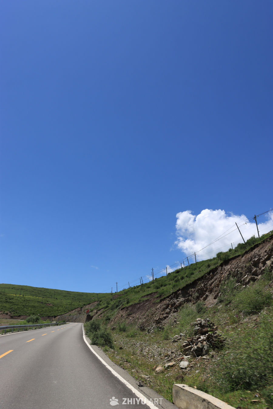 蓝天下的公路