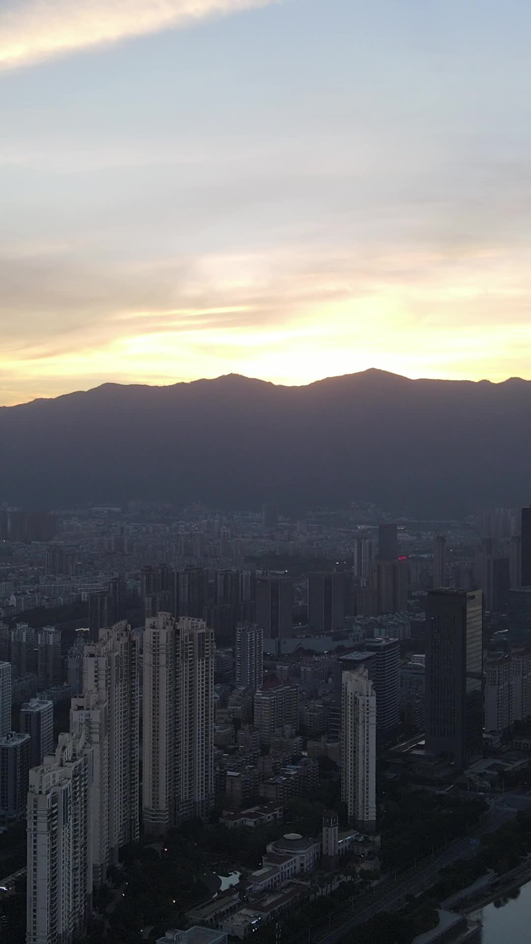 城市日落与山脉的宁静之美