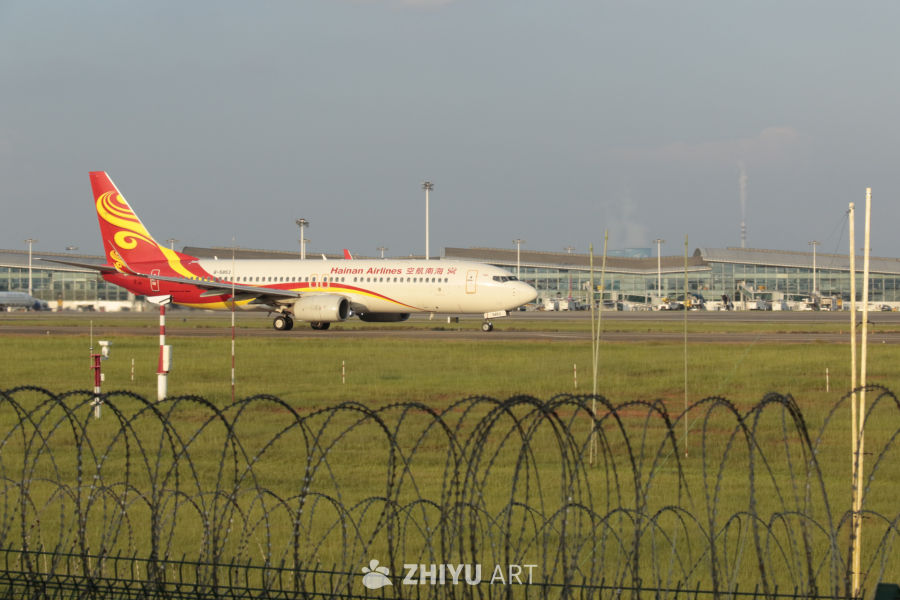 海南航空飞机在机场跑道上