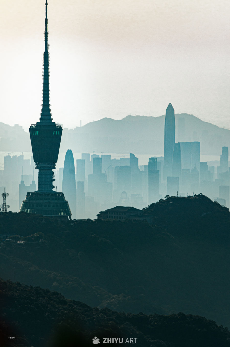 雾中城市剪影