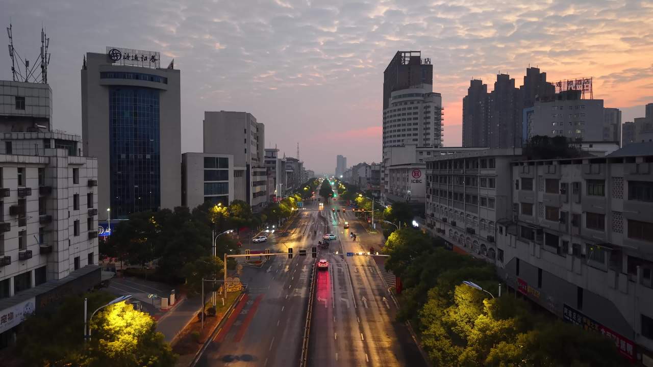 城市日落的繁忙景象