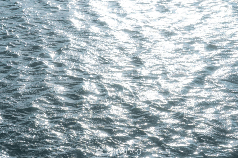 阳光下的海面