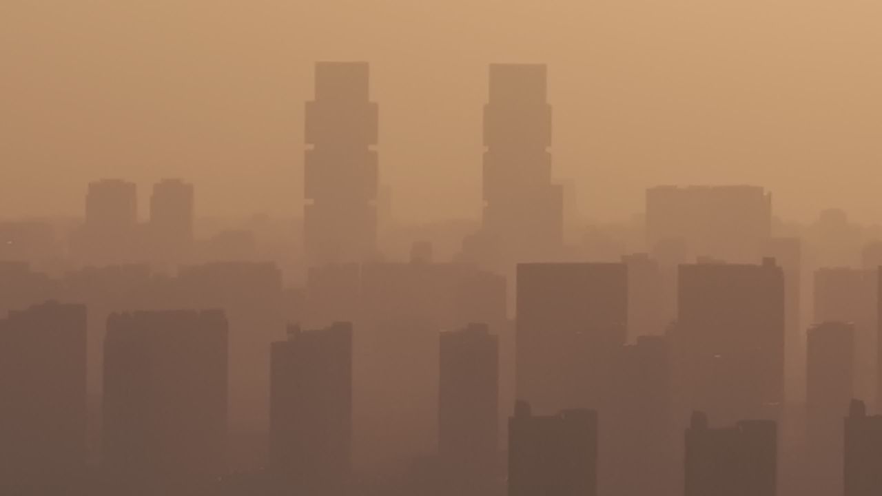 晨雾中的城市剪影