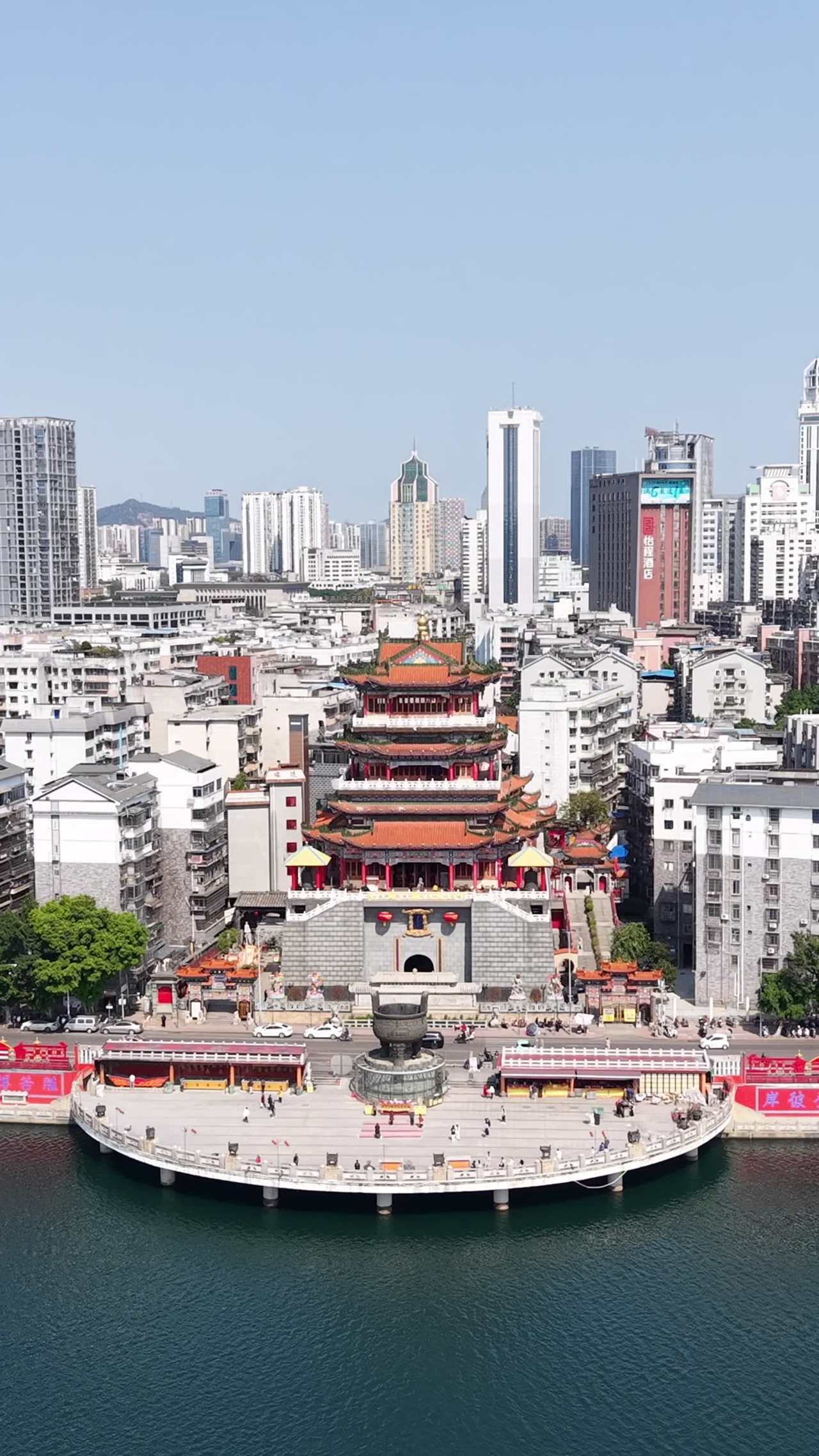 古塔与现代都市的和谐共存