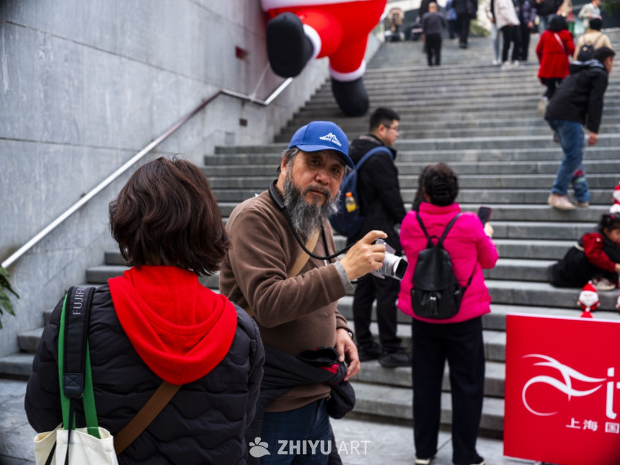 上海街头的圣诞光影