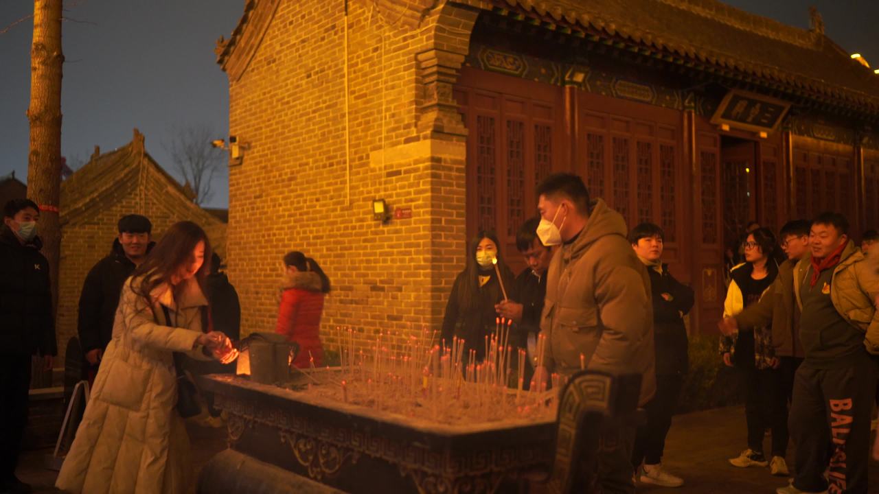 夜晚寺庙祈福场景