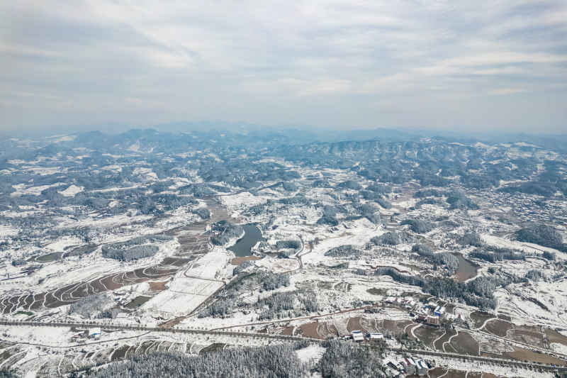 冬天丘陵山川农田美丽乡村雪景航拍图 