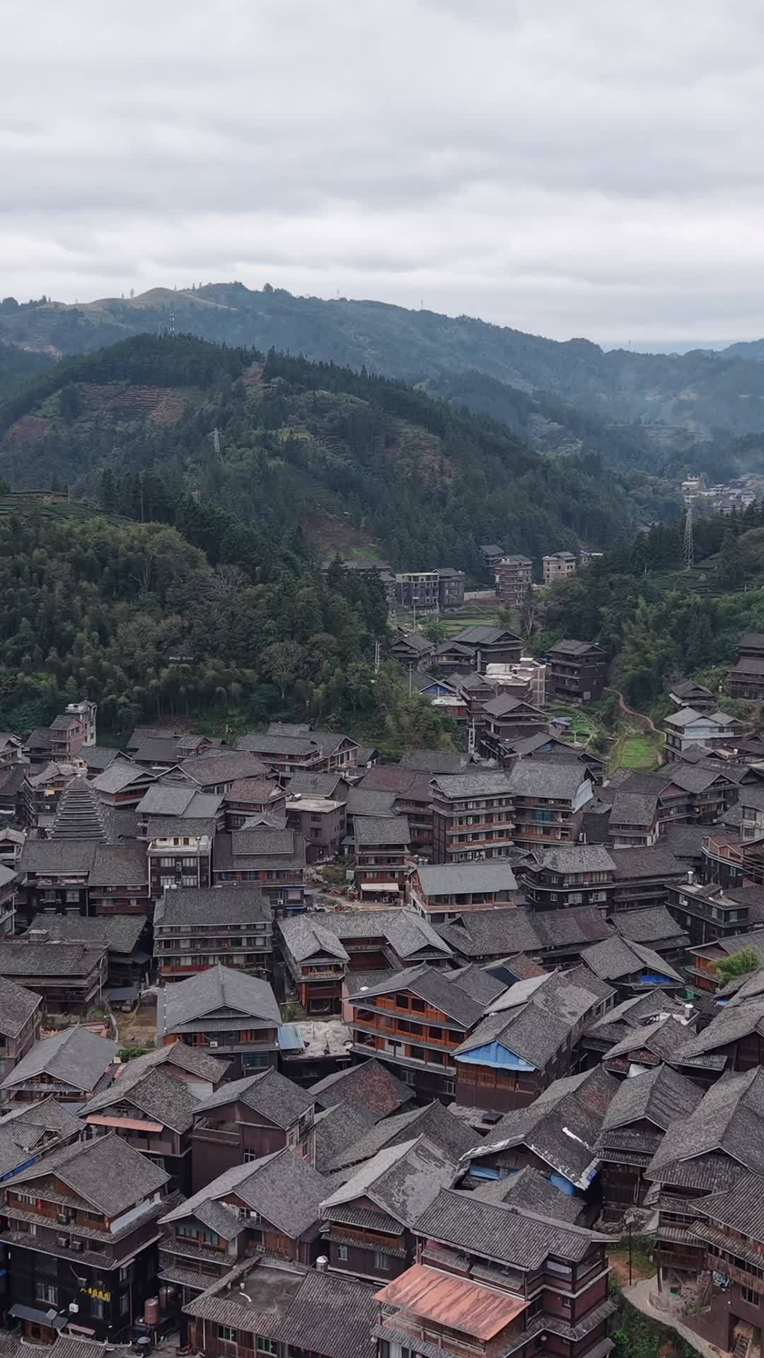 竖版航拍侗族特色建筑程阳八寨风景 (6)