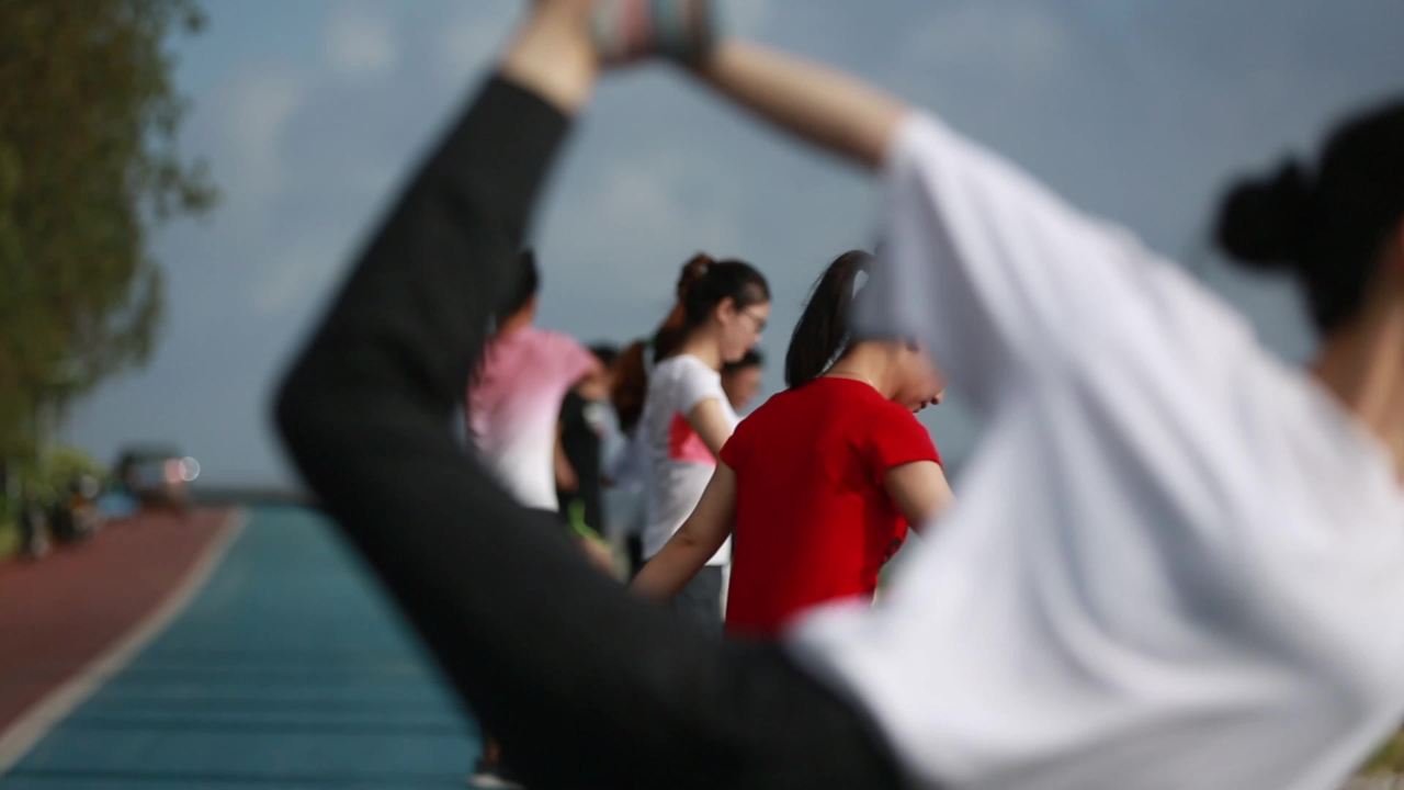 湖边晨练