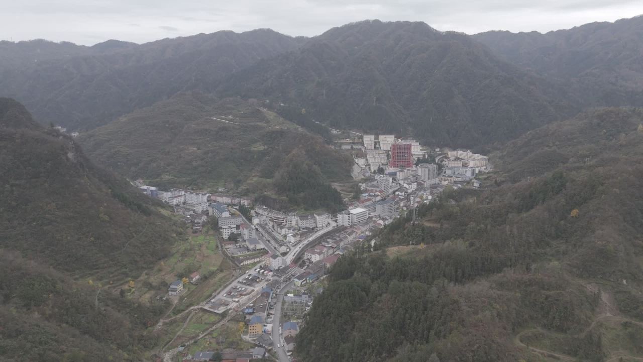 山谷中的城镇航拍