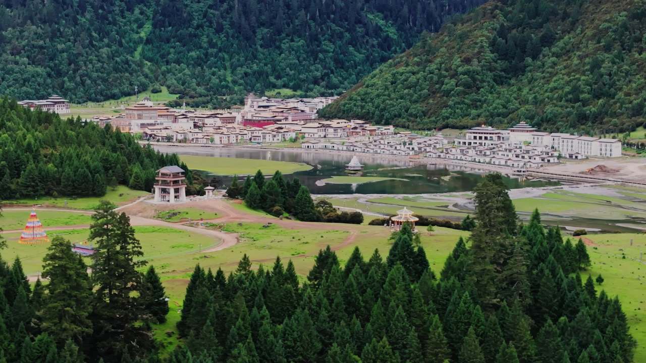 西藏林芝鲁朗小镇云海村庄田园风光唯美航拍