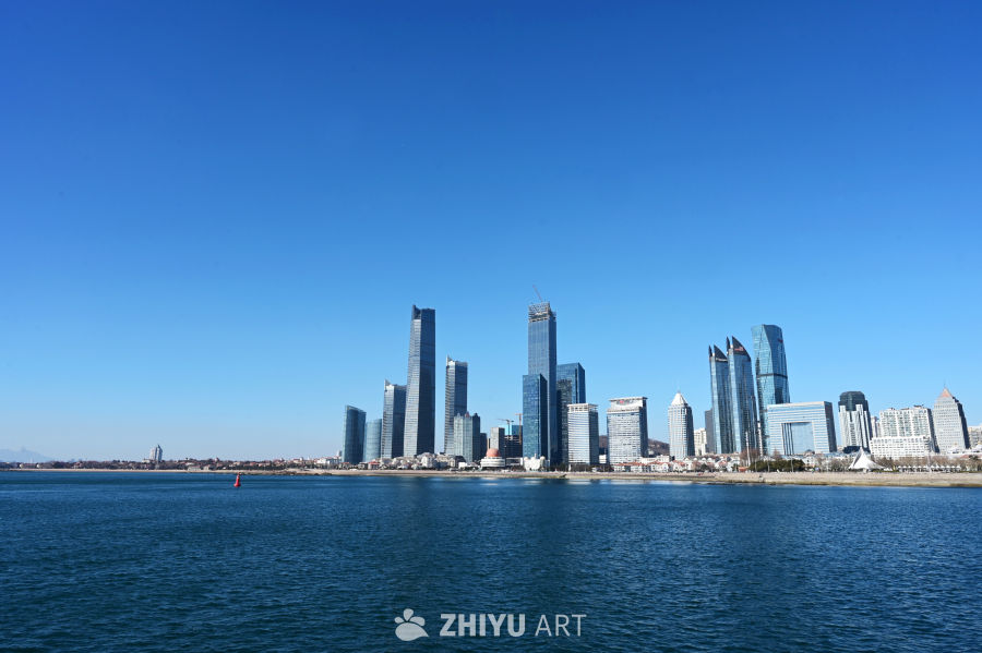 晴好蓝天青岛海上看海边的都市摩天大楼群 3