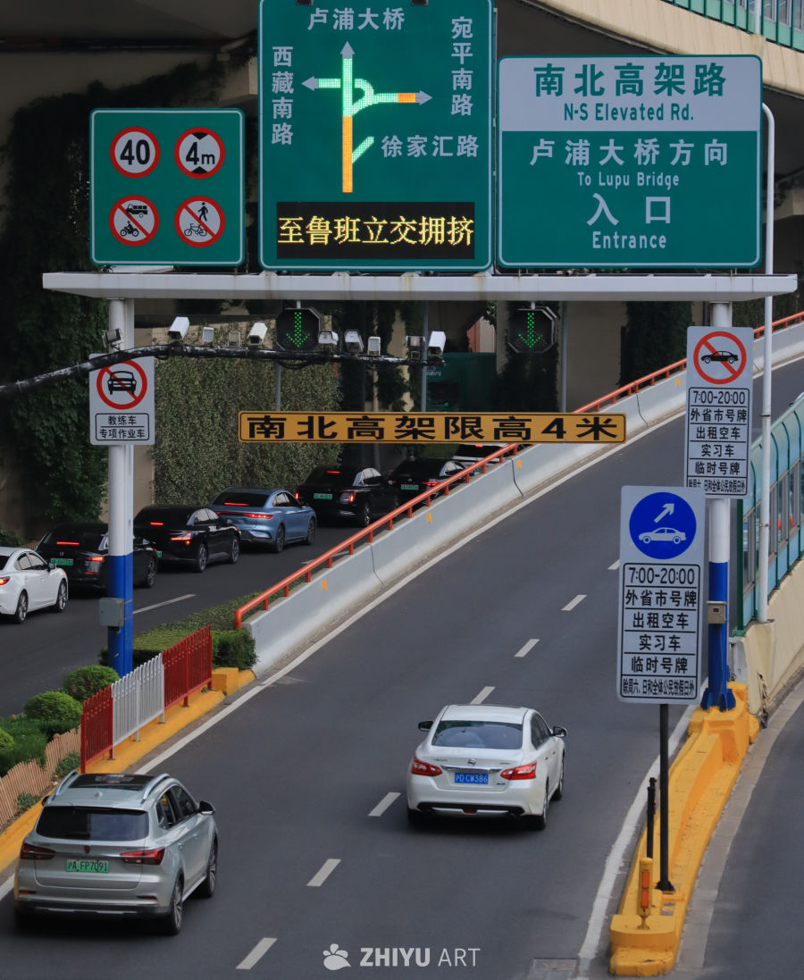 上海南北高架路匝道车流