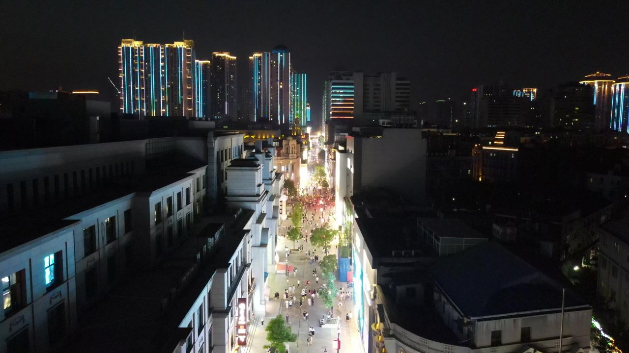 湖北武汉江汉路步行街夜景人流