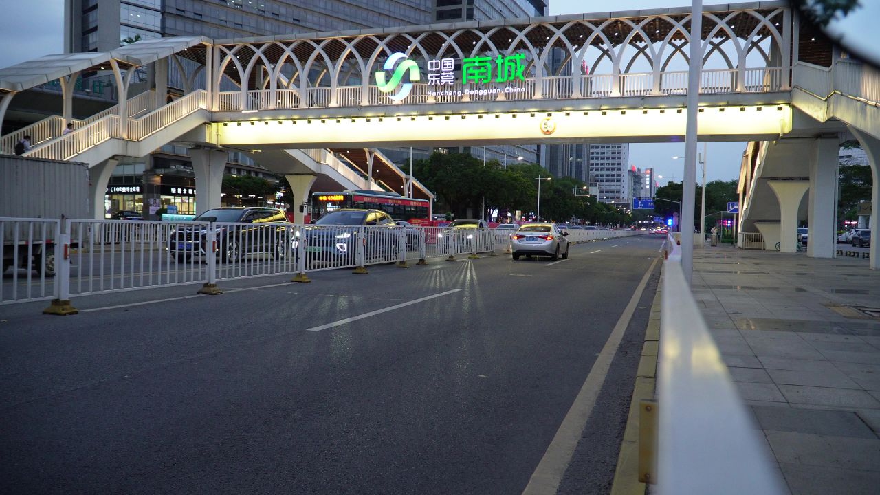 东莞南城 车来车往 路边