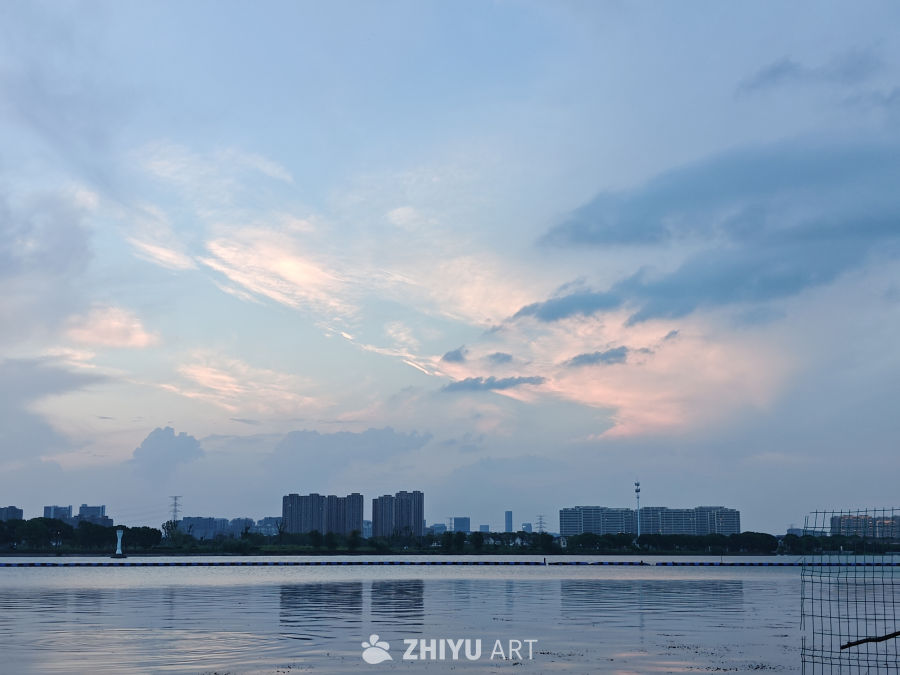 黄昏湖畔的城市剪影
