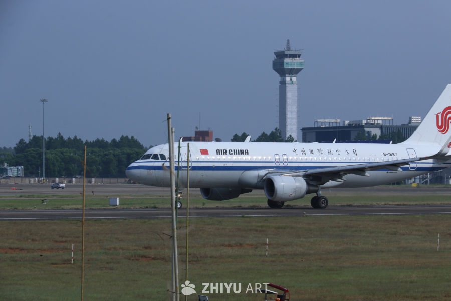 中国国际航空飞机在机场滑行