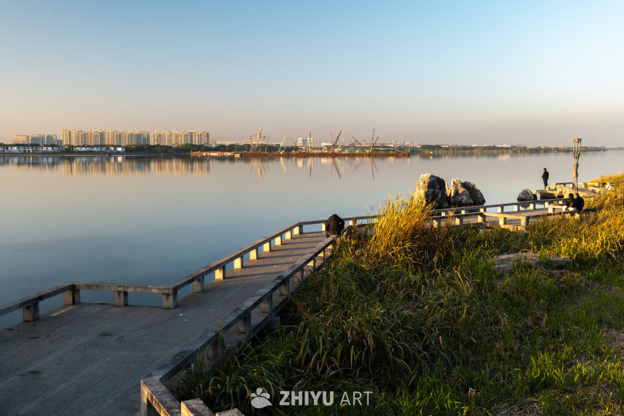 湖畔夕阳下的宁静步道
