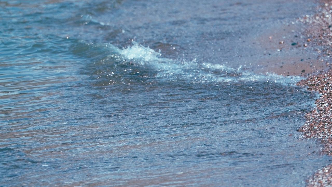 海水拍打沙滩慢镜头