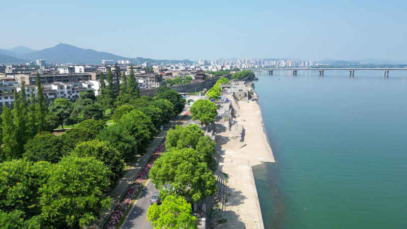 航拍湖北襄阳古城滨江大道