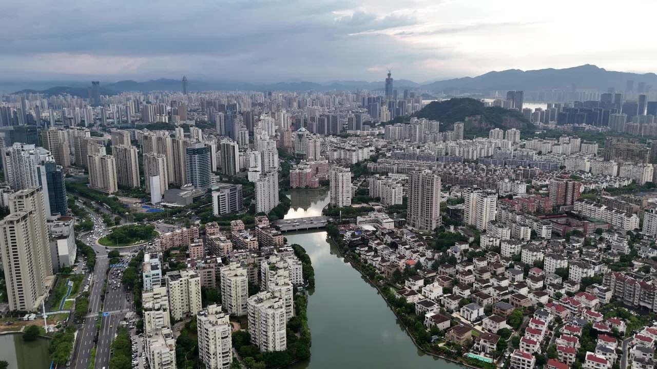 城市河畔的静谧时光